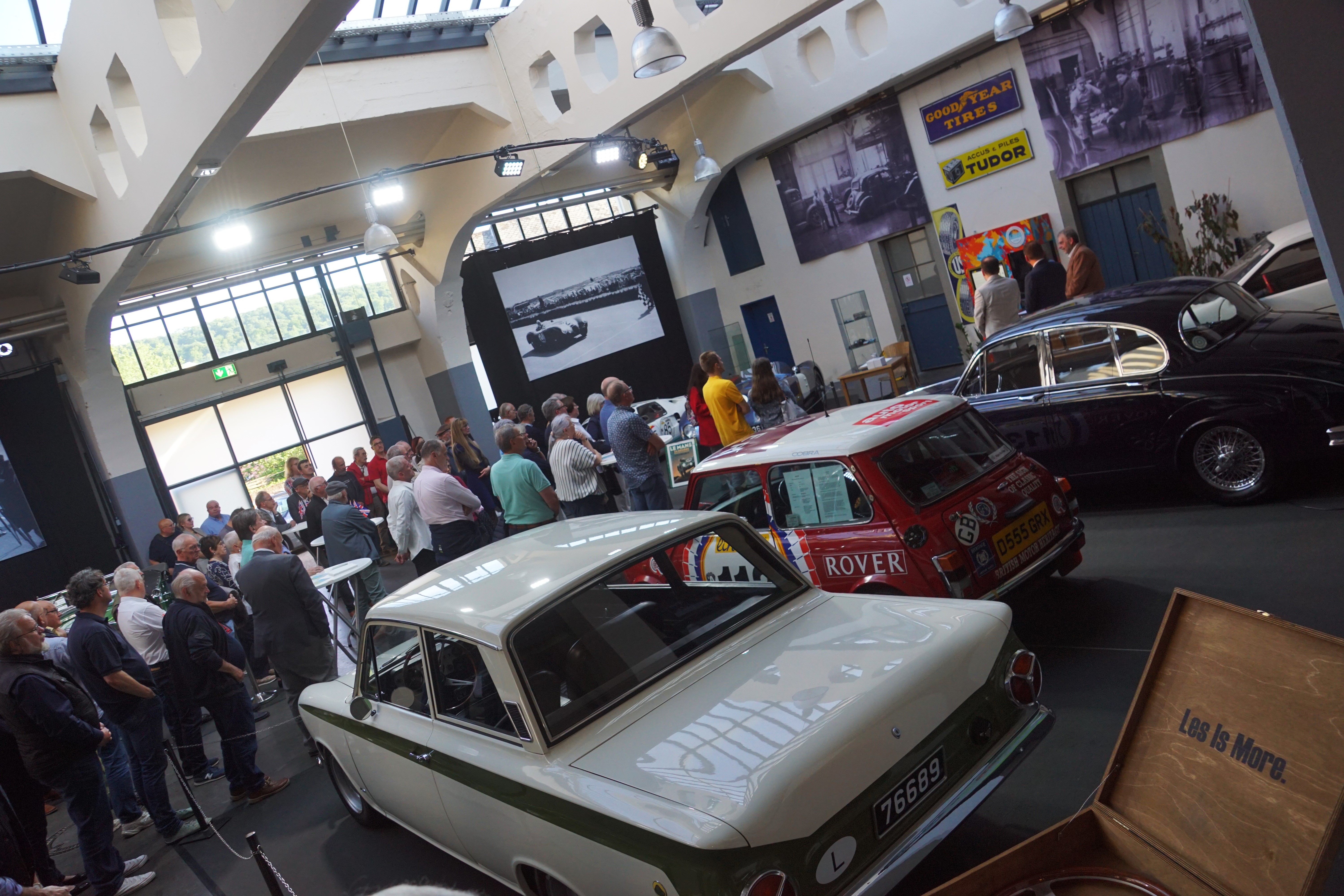 Grote belangstelling bij de vernissage van de tentoonstelling „British Sports Cars in Luxembourg“